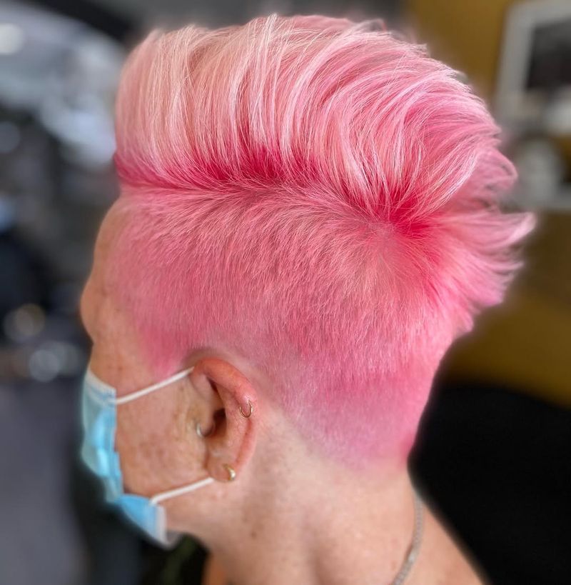 Pixie cor-de-rosa com raízes desbotadas