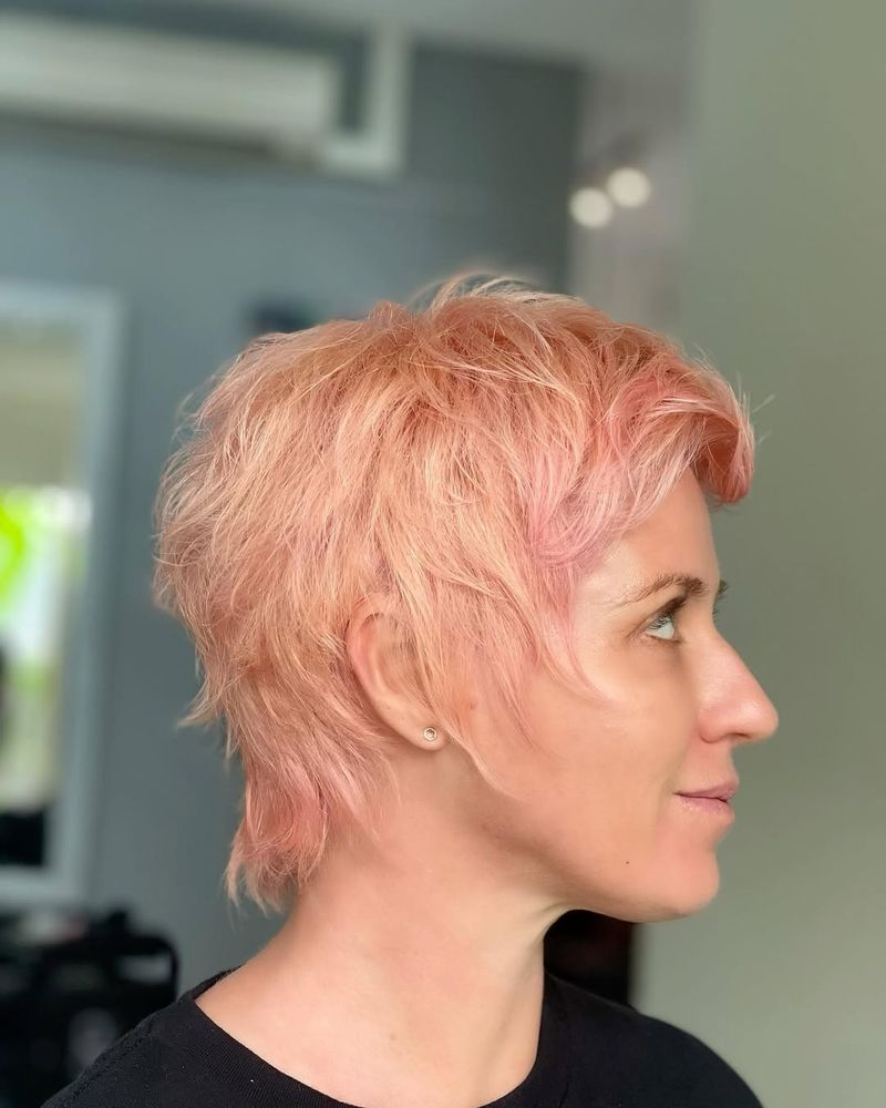 Pixie cor-de-rosa com pontas espiraladas