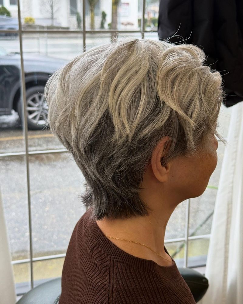 Pixie Shag avec côtés décolorés