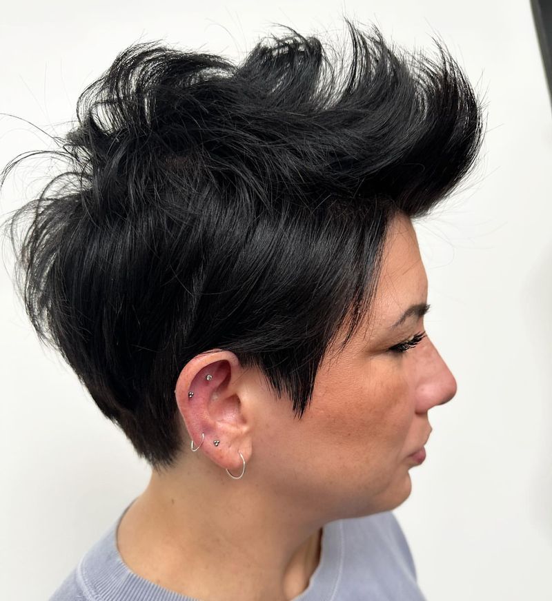 Coupe courte Pixie avec faux faucon