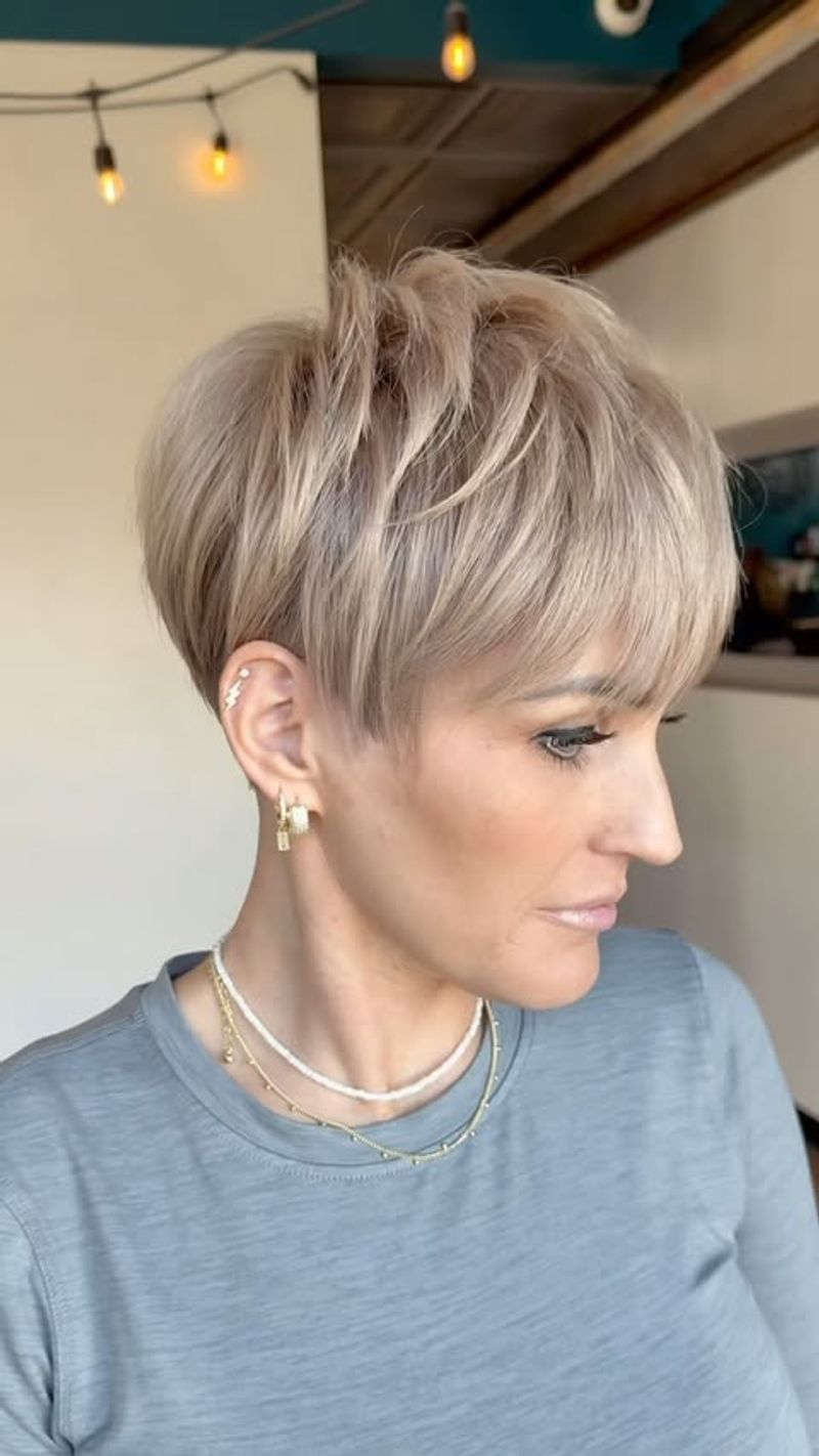 Coupe courte Pixie avec frange