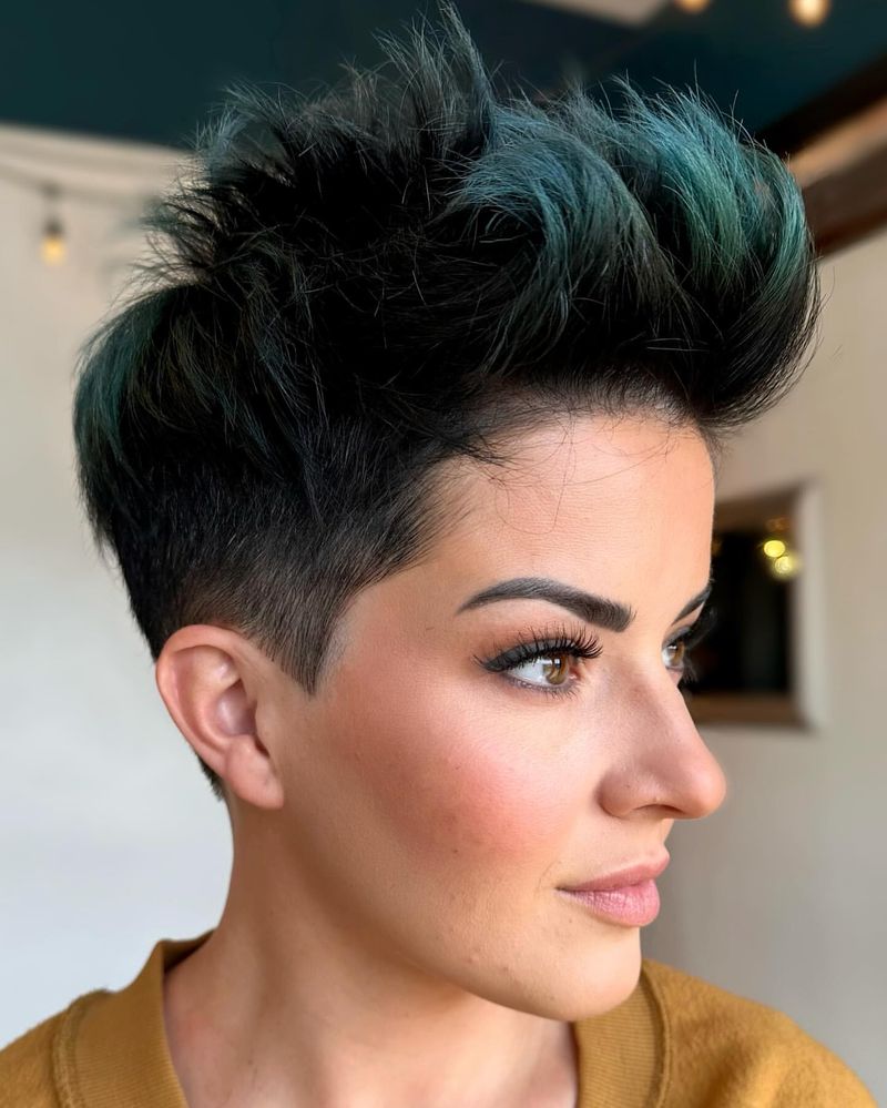 Coupe courte Pixie avec Pompadour