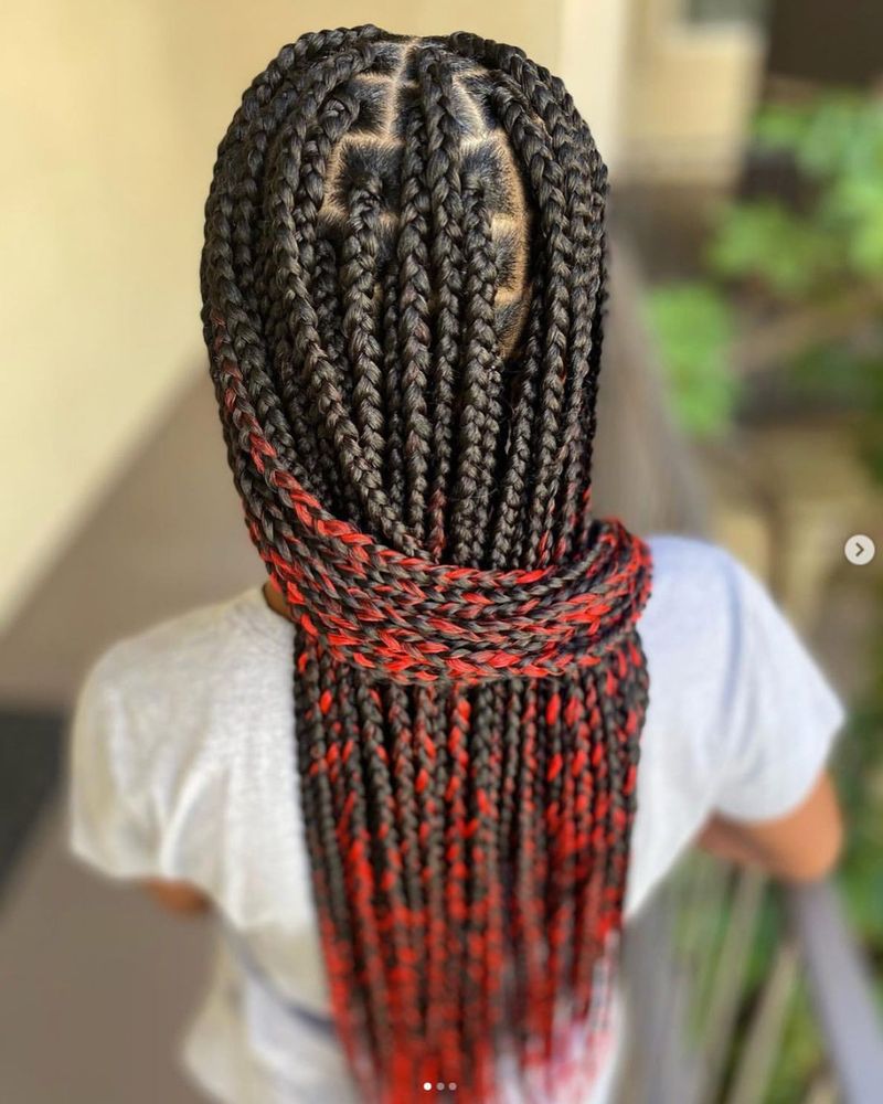 Tresses en boîte rouges avec des pointes éclairées