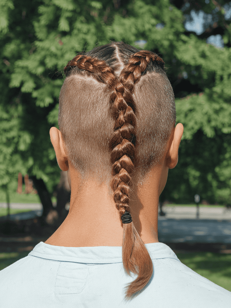 Tresse latérale avec rasage en V