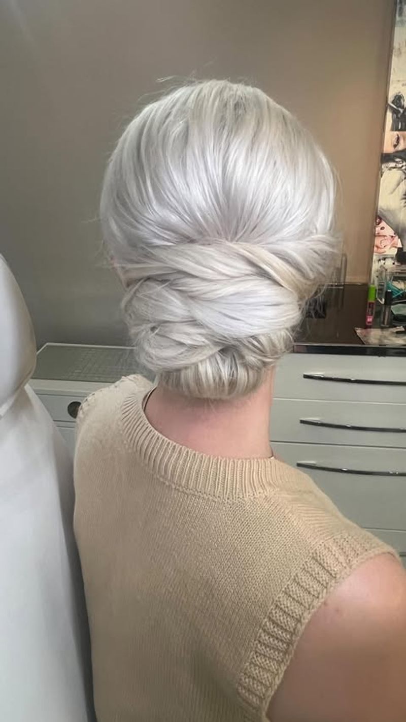 Updo gris sophistiqué