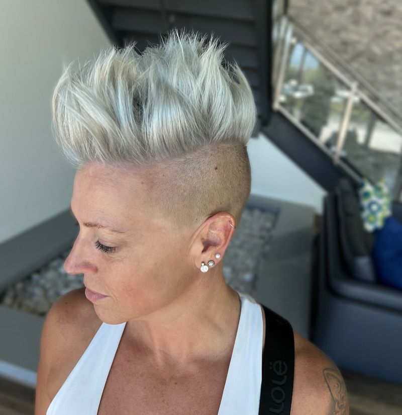 Pixie Undercut avec une coupe profonde