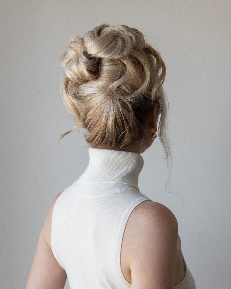 Chignon désordonné avec du volume