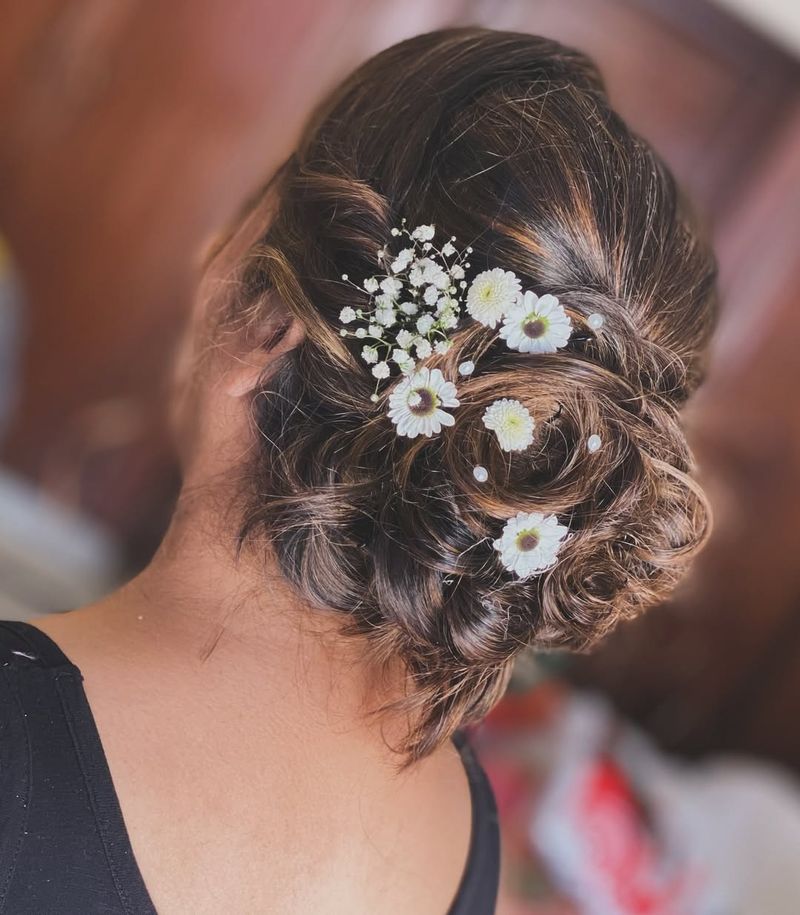 Peinado recogido trenzado con flores