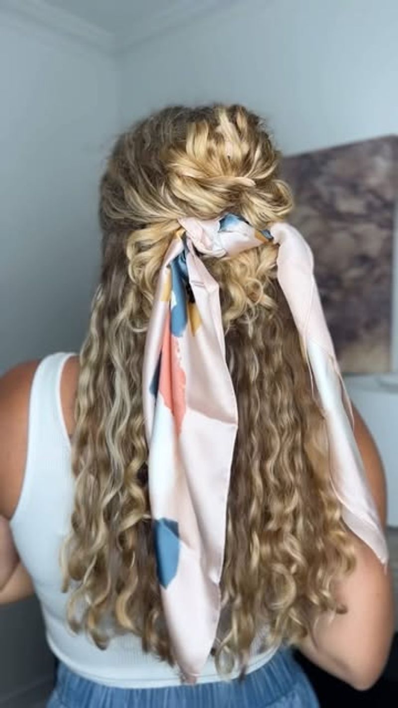 Penteado desarrumado com lenço