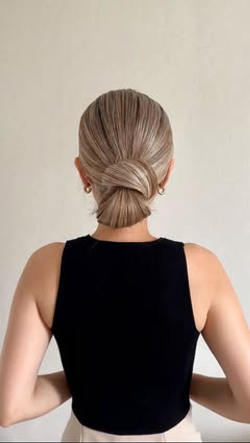 Uno chignon basso elegante