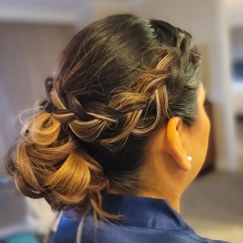 Chignon laterale disordinato