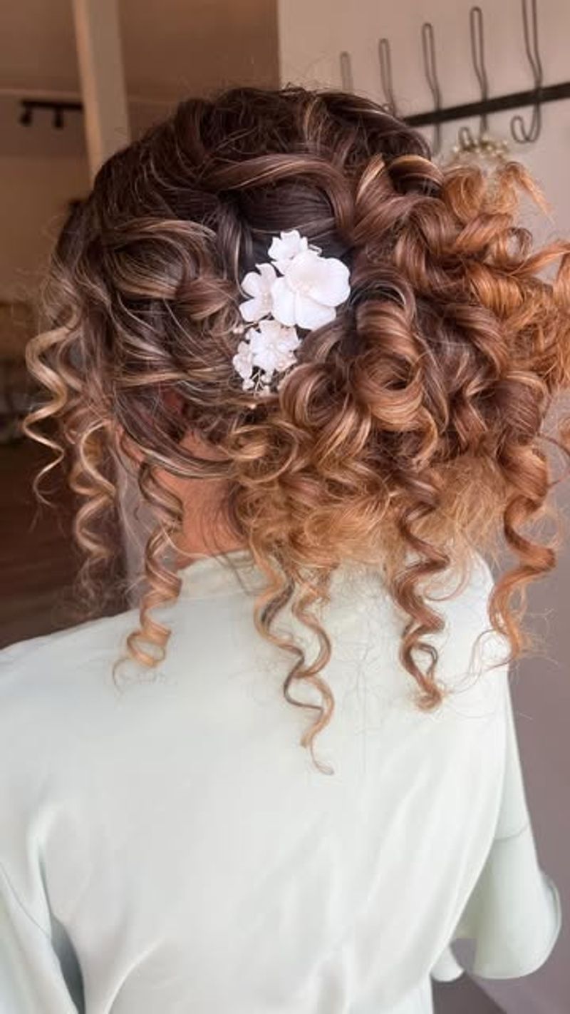 Coiffure bouclée avec accessoires