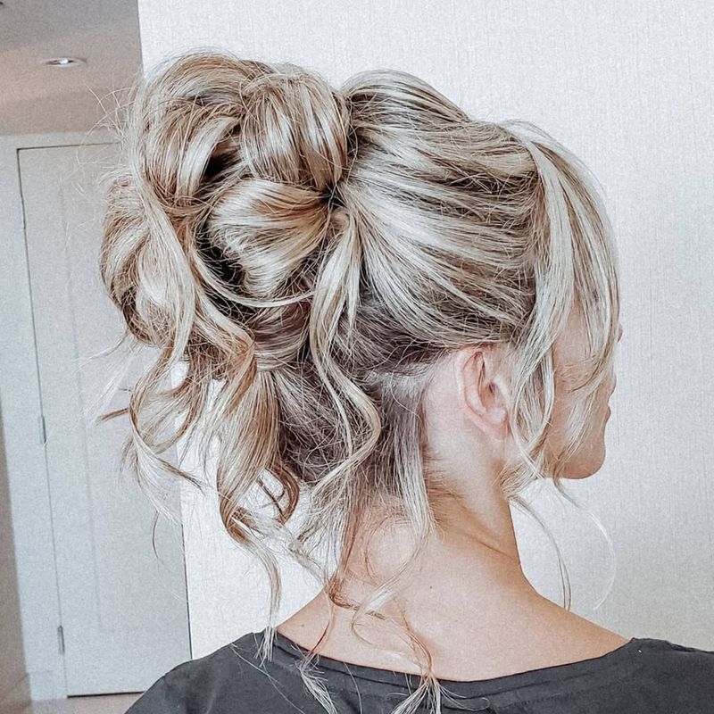 Chignon haut désordonné