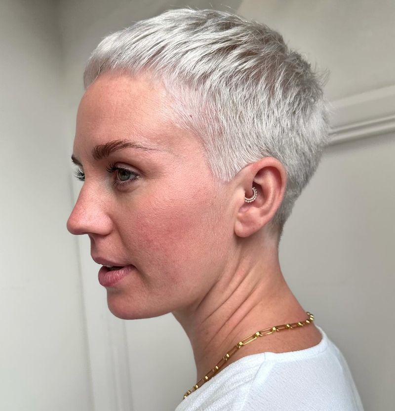 Blunt-Cut Pixie Without Texture