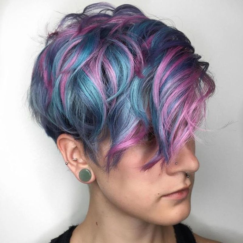 Pixie con mechas de colores