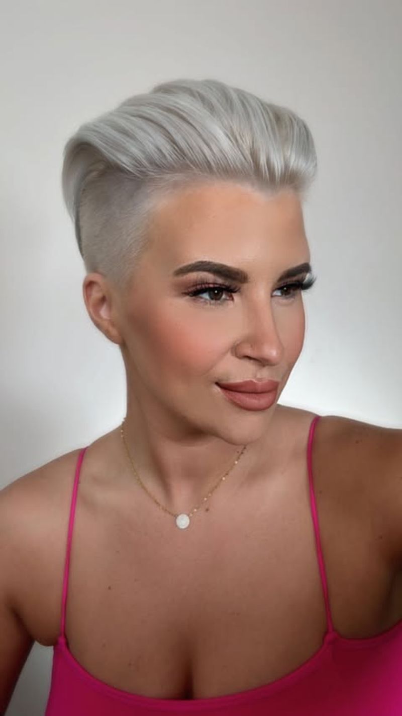 Pixie peinado hacia atrás