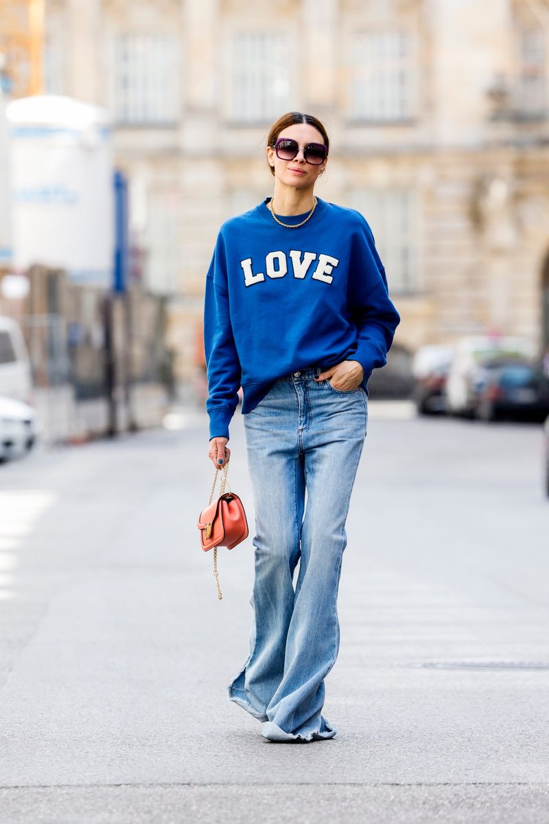 Wide-Leg Jeans Swinging Back