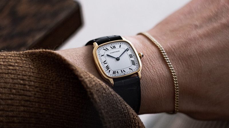 Oversized Boyfriend Watches Look Borrowed, Not Bought