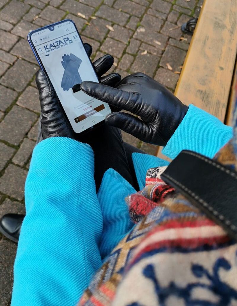Tech-Friendly Touchscreen Gloves