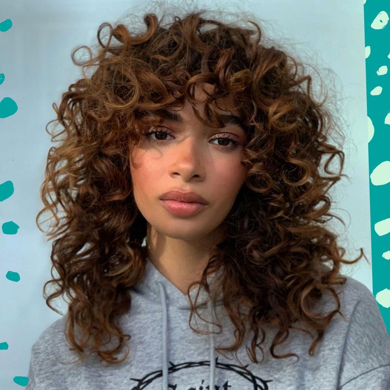 Penteado encaracolado com franja