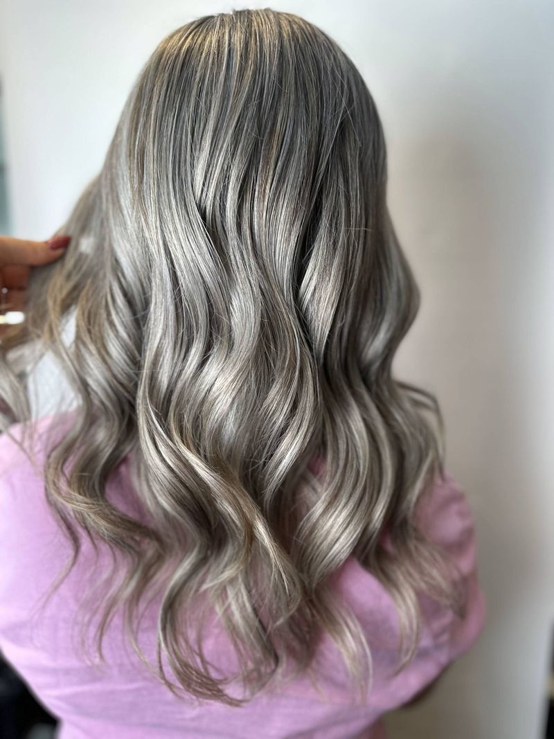 Soft Waves with Face-Framing Highlights