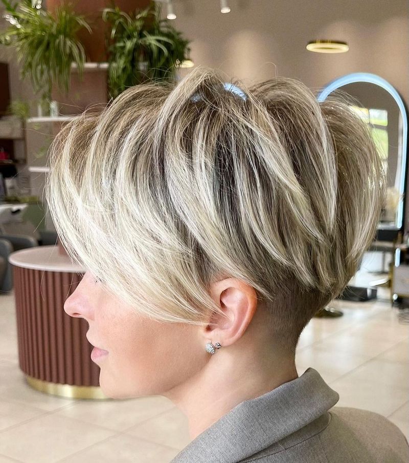 Pixie Undercut a strati