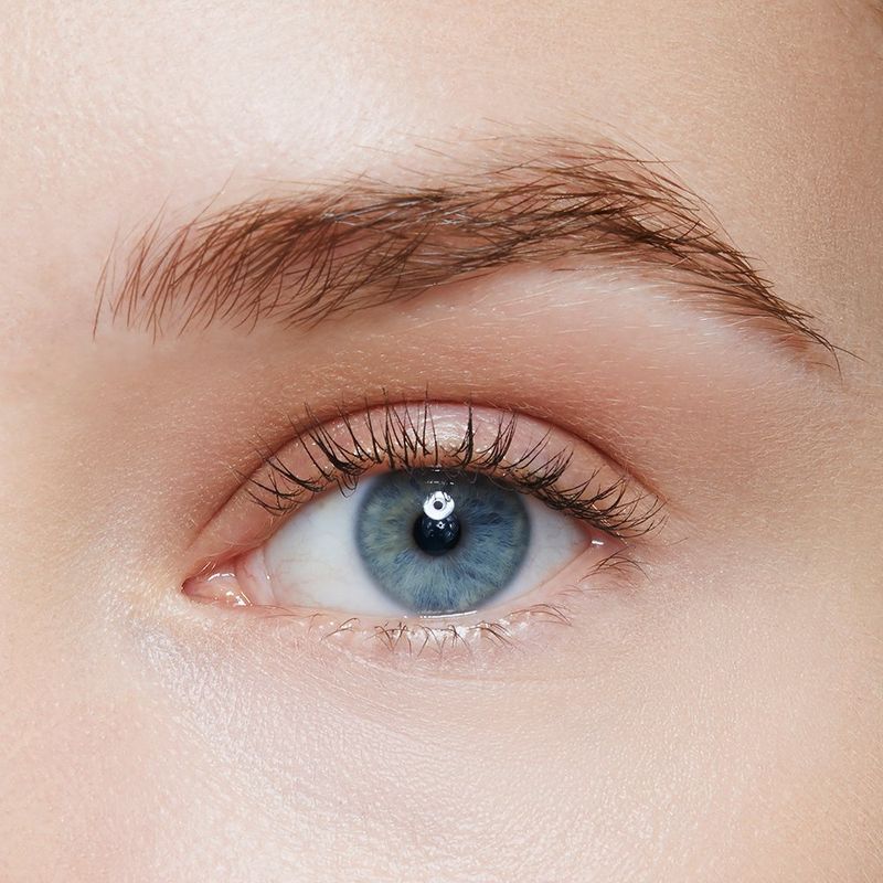 Realce natural de cejas