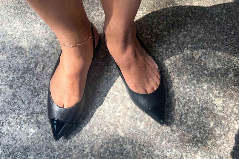 Ignoring Toe Cleavage Etiquette