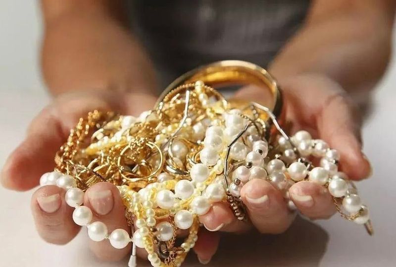 Cheap Costume Jewelry That Irritates Skin