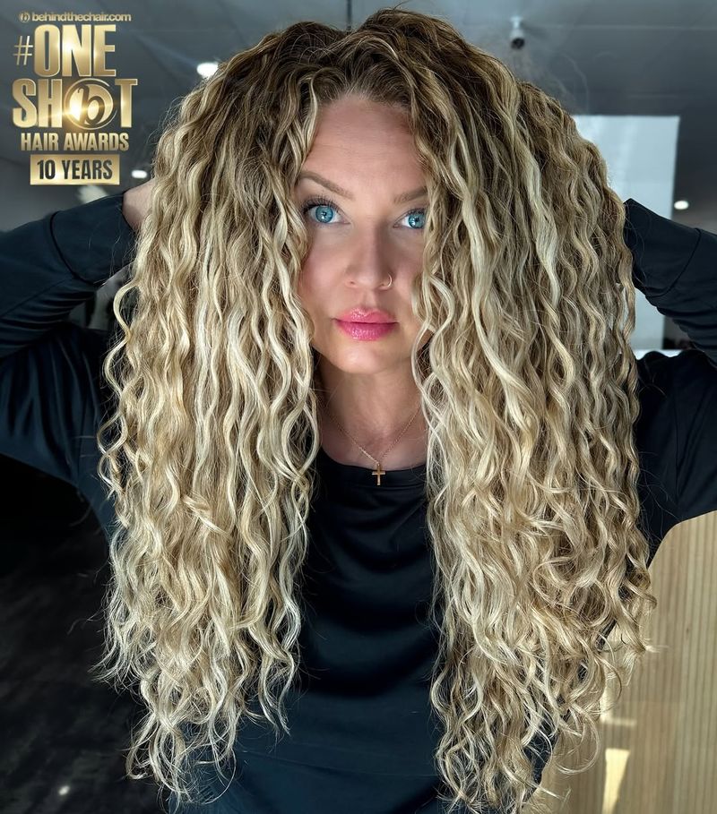 Corte em camadas com caracóis femininos