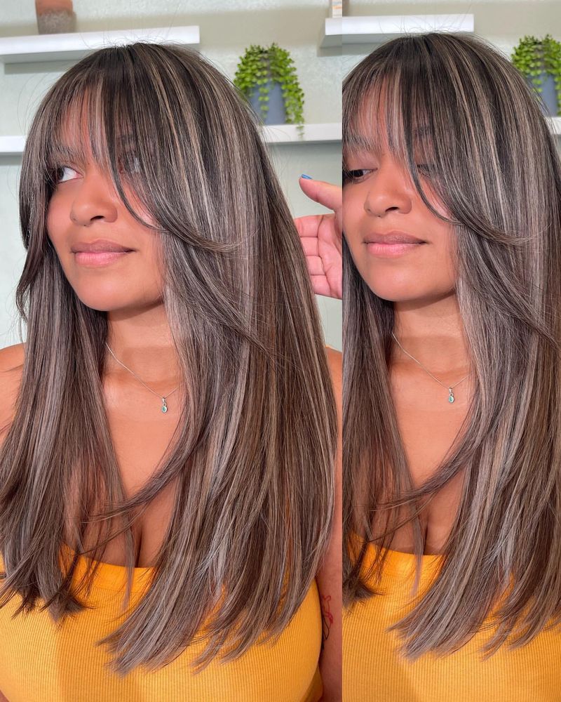 Corte em camadas com penas e madeixas