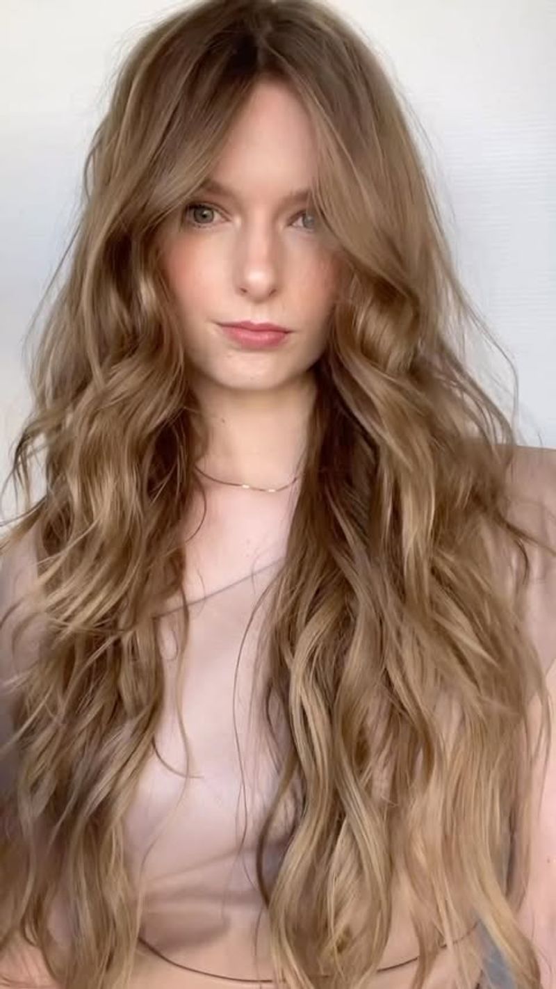 Corte emplumado com ondas suaves