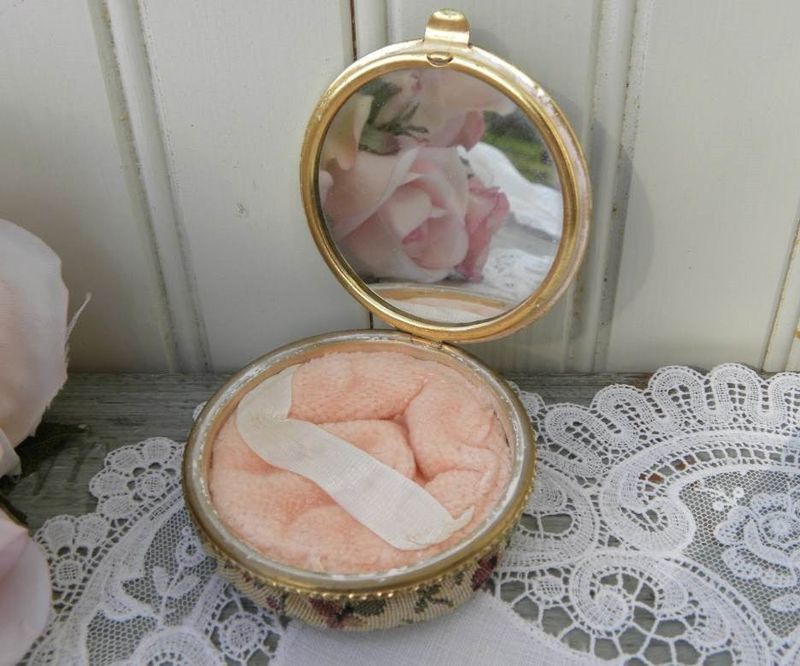 Powder Compacts with Puffs