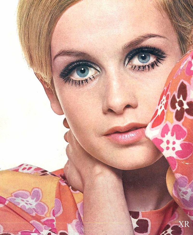 Twiggy-Style Long Lashes