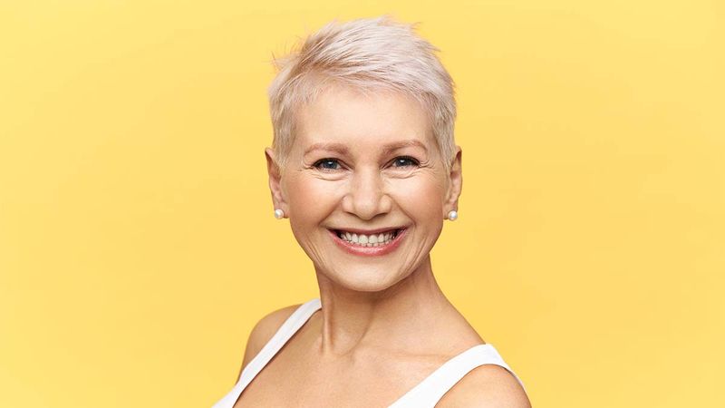 Pixie platinado com corte inferior