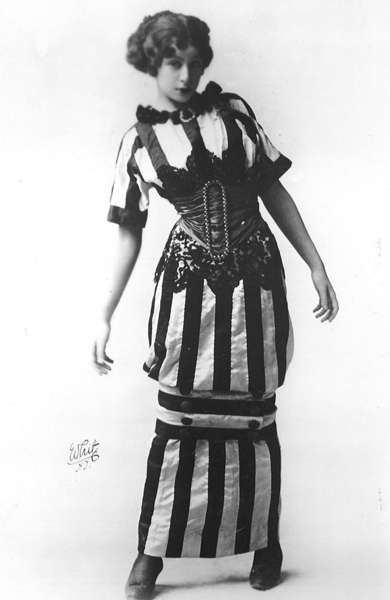 1920s: Hobble Skirts