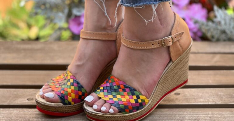 18 Trending Sandals for Older Women That Will Dominate in Summer 2025