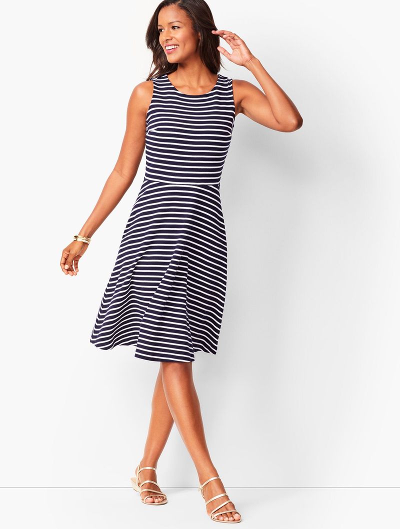 Wide Horizontal Stripes: The Width Emphasizer