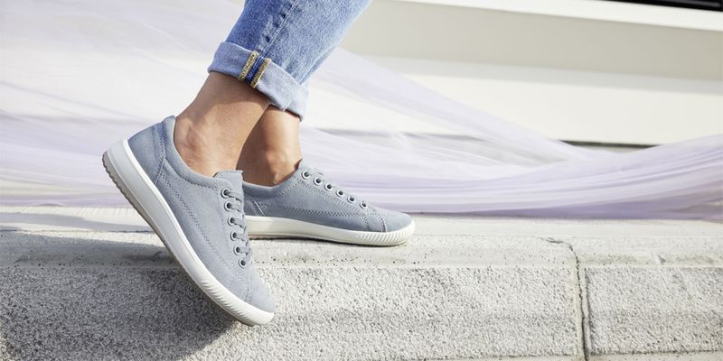 Refuse: Canvas Shoes Without Socks
